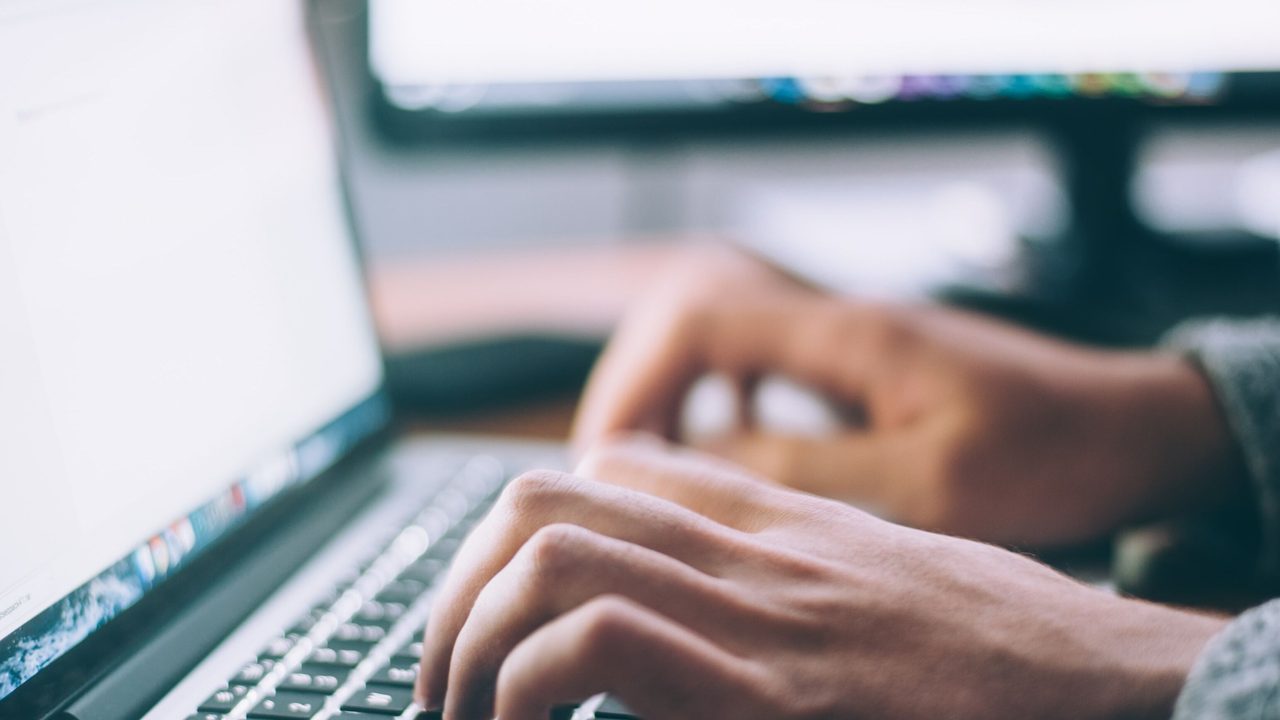 Personne en train d'écrire sur son clavier d'ordinateur portable