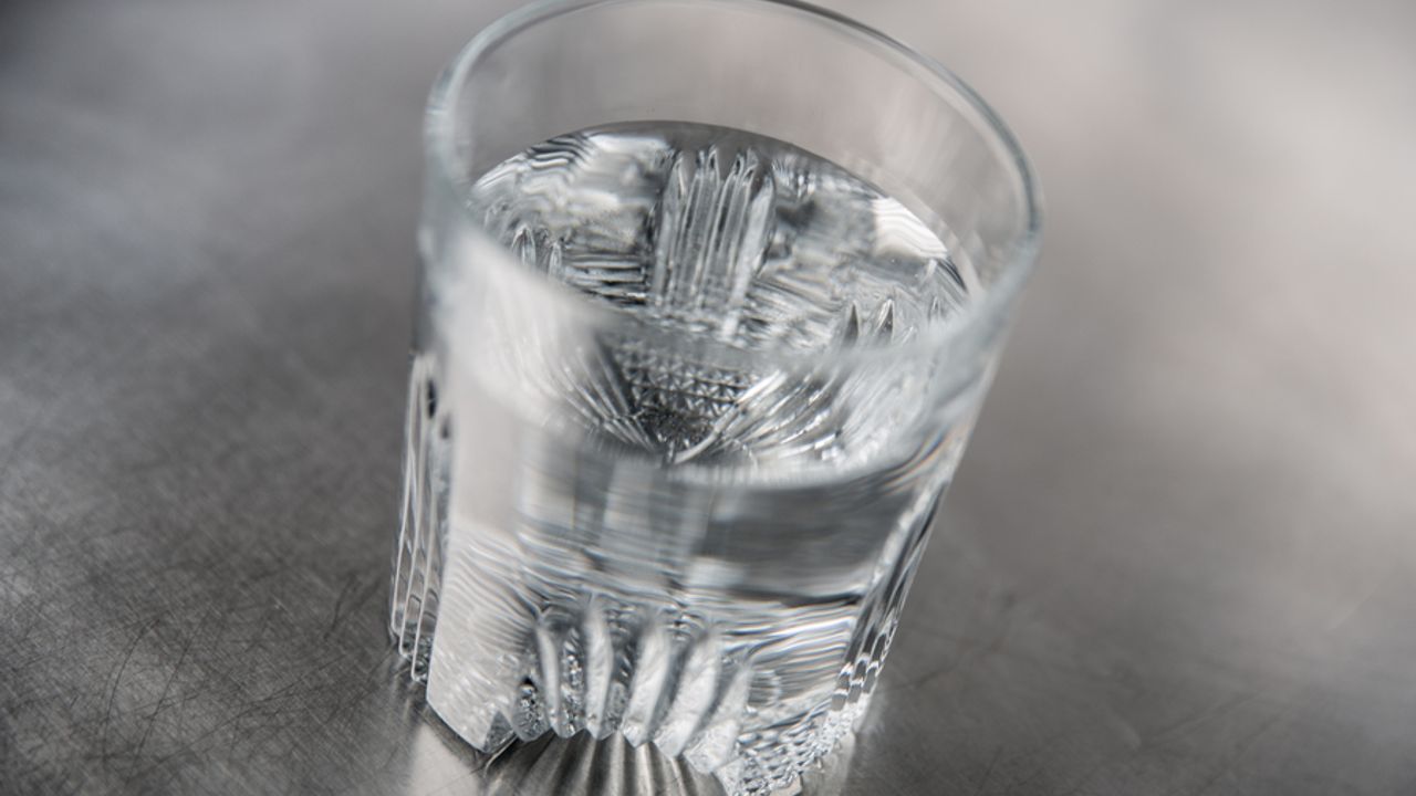 un verre d'eau plein