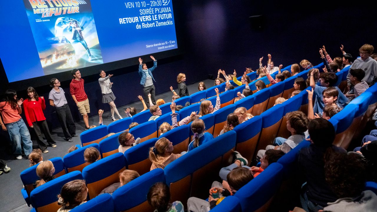 Des enfants assis dans une salle de cinéma