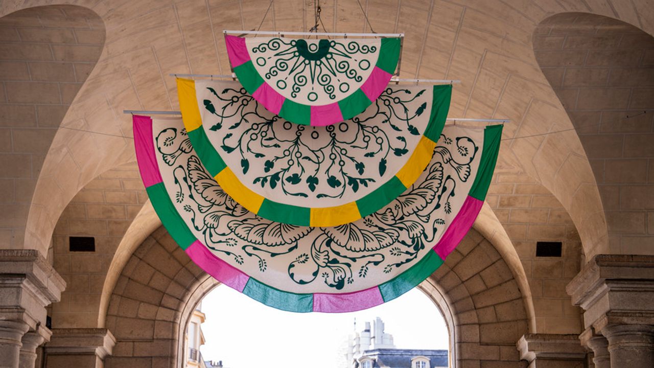 Drapés en arrondi colorés sous la voute de la Poste République