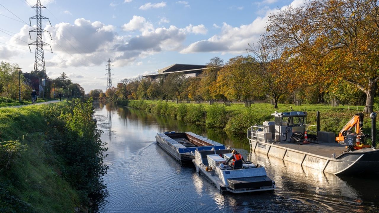 Le bateau pousseur et la barge sur la Vilaine avec en arrière-plan sur la gauche le haut du Roazhon Park.