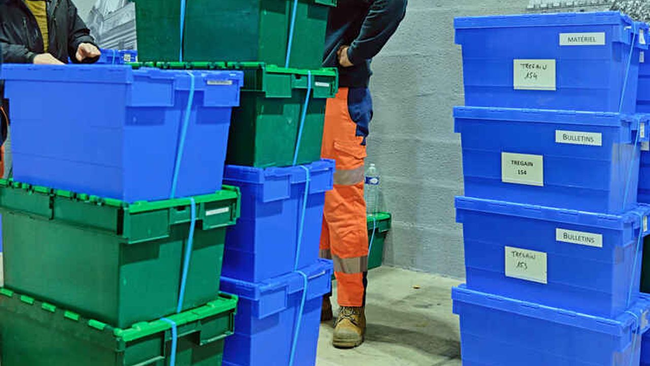 caisses entreposées pour les élections
