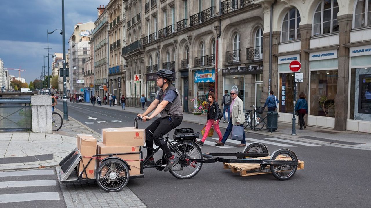 Homme sur un triporteur qui assure une livraison à Rennes.