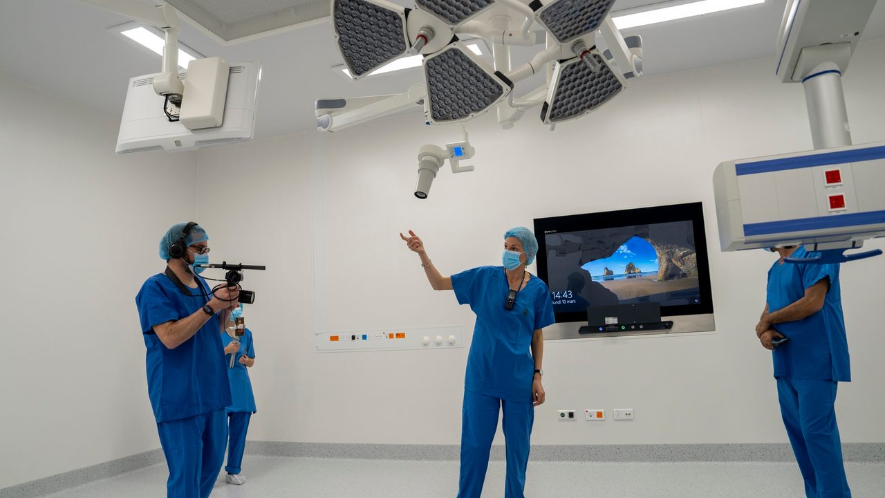 Equipe médicale dans l'un des blocs du nouveau centre chirurgical interventionnel du CHU de Rennes.