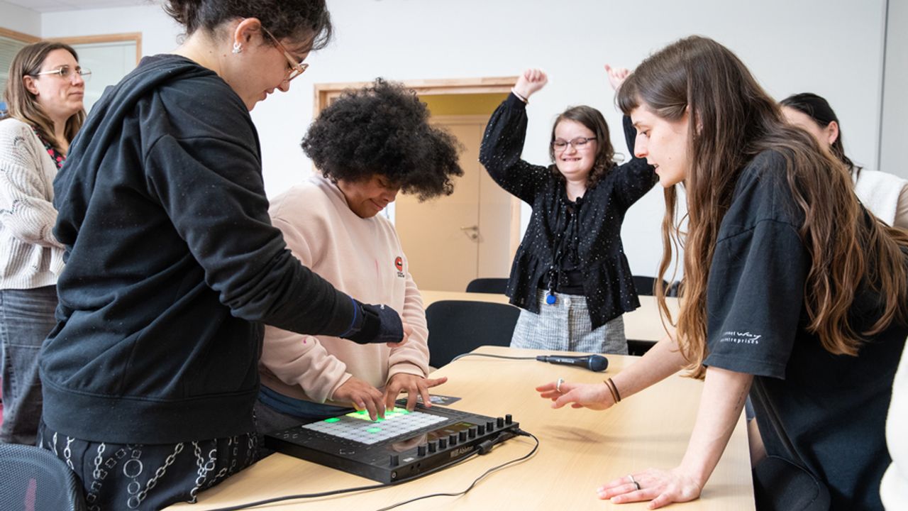 Des jeunes apprennent à utiliser un pad controleur