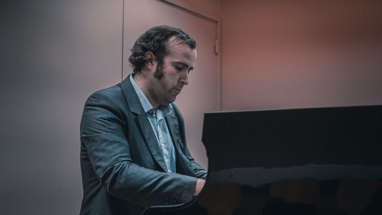 Pianiste posant ses mains sur son piano