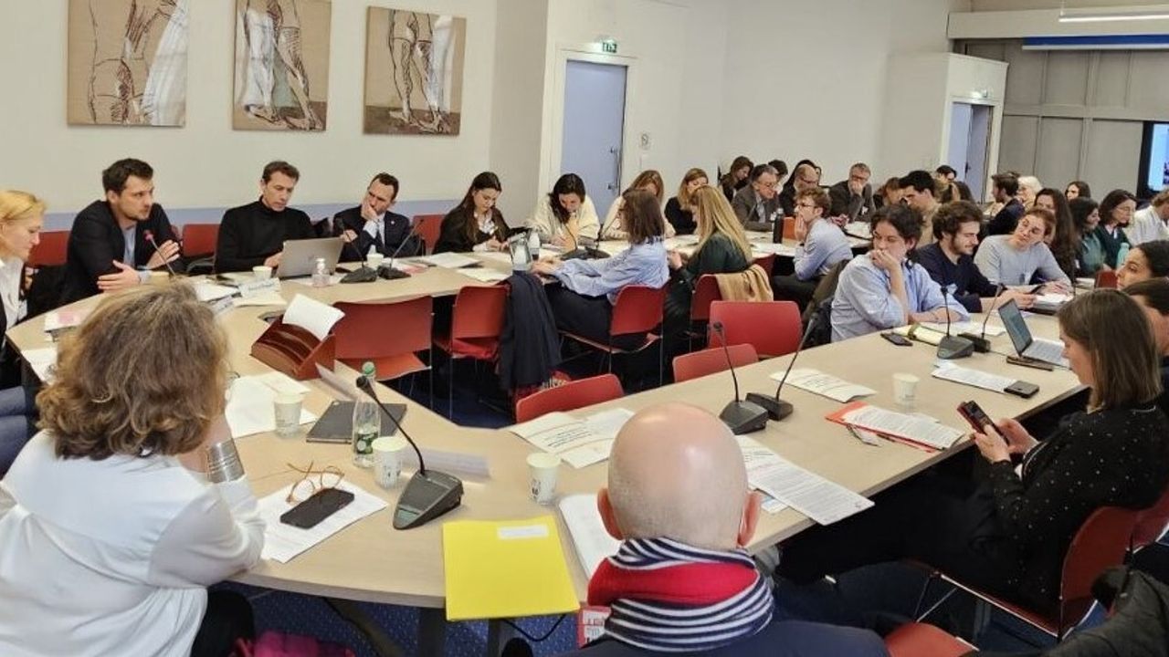 Evènement vu de la salle, avec en premier plan les personnes intervenantes