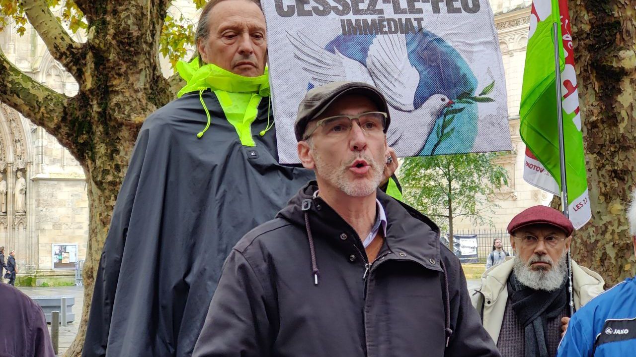 Loic Prudhomme, député de la gironde prenant la parole
