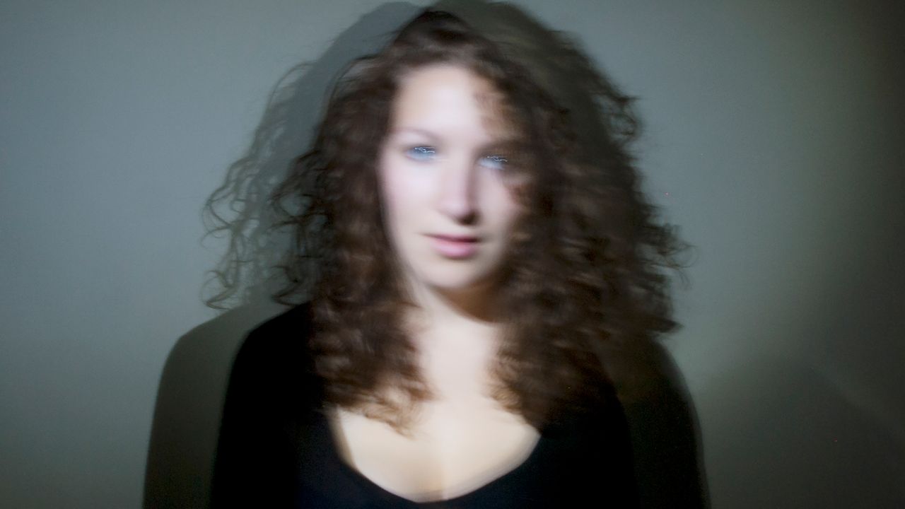 Adolescente face à l'objectif