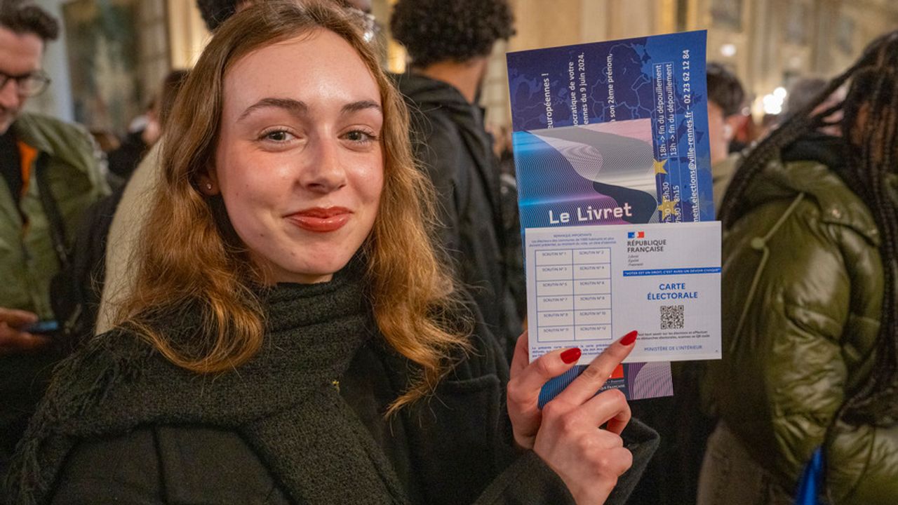 Une nouvelle jeune citoyenne avec sa carte électorale.