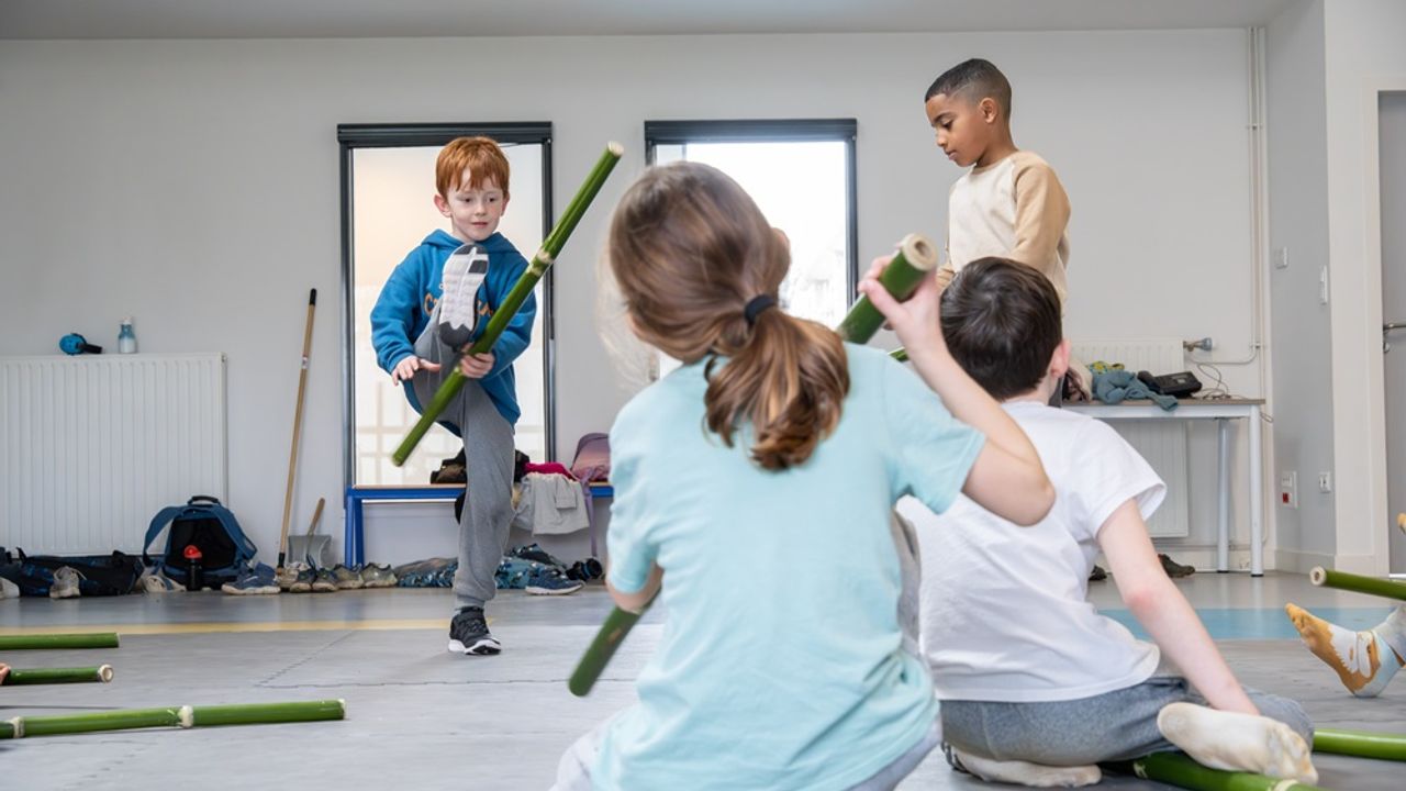 Un enfant en pleine chorégraphie