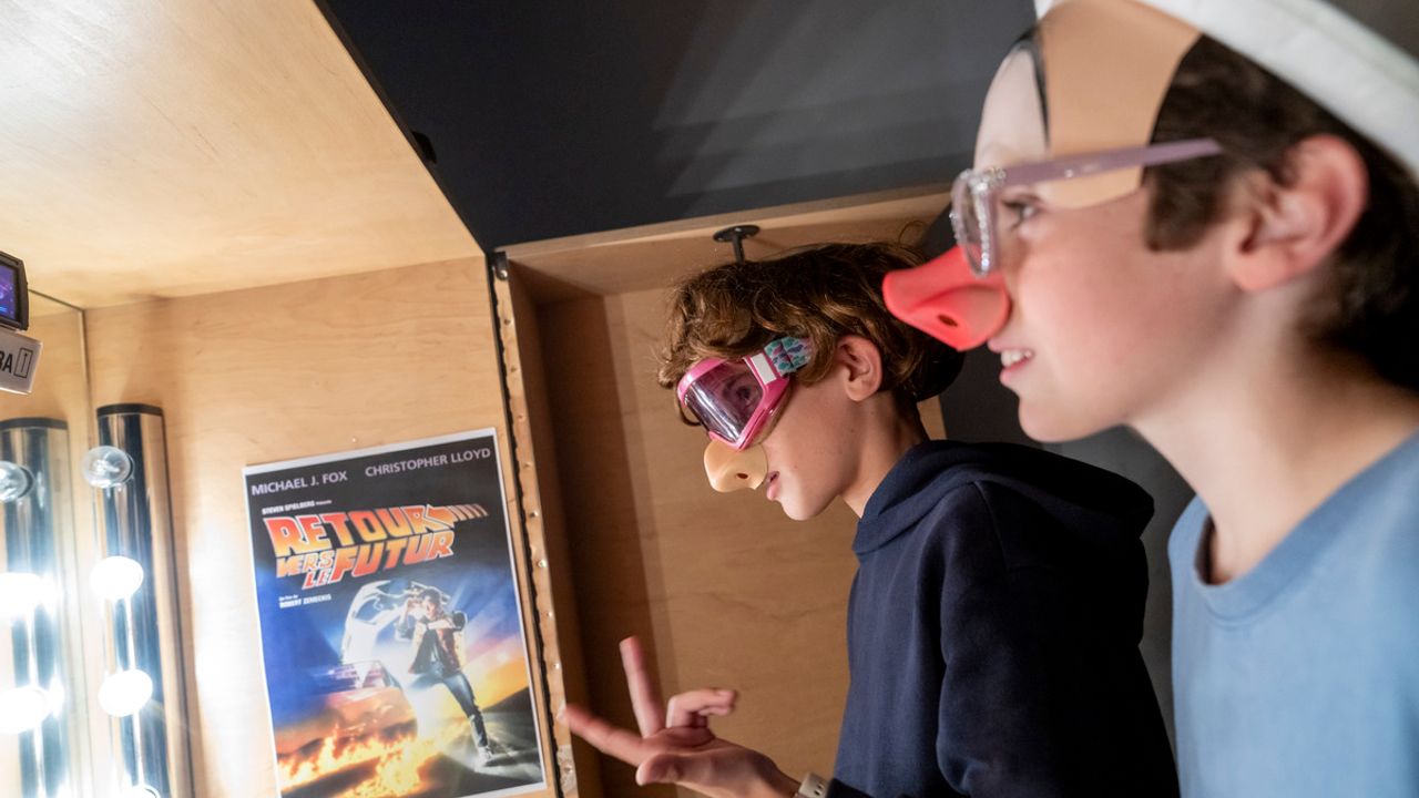 Deux jeunes garçons s'amusent déguiser