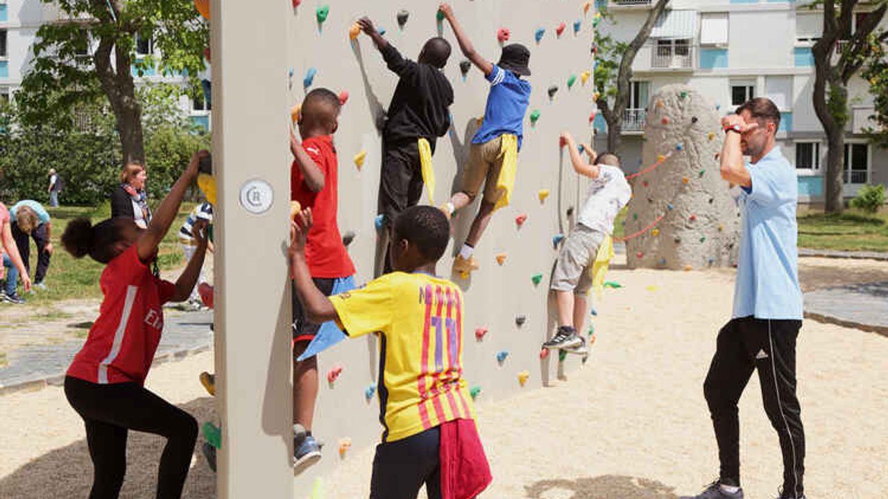 Des jeunes escaladent un mur, une infrasctructure construite dans le cadre du Budget participatif rennais.