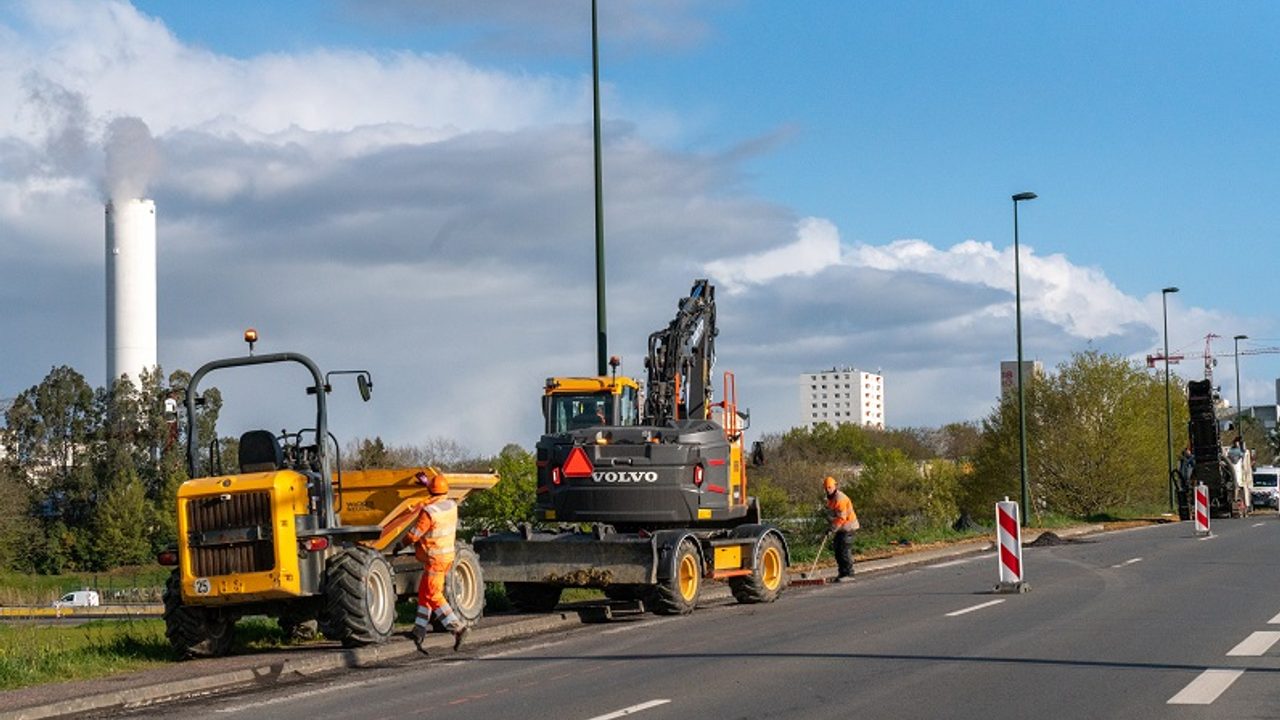 Engins de chantier et ouvriers aménagent le Réseau express vélo entre Rennes et Noyal-Châtillon-sur-Seiche.