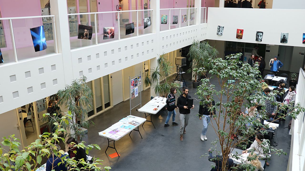 Le hall du bâtiment principal