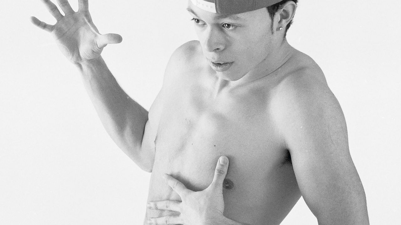 Portrait studio noir et blanc Julien danseur