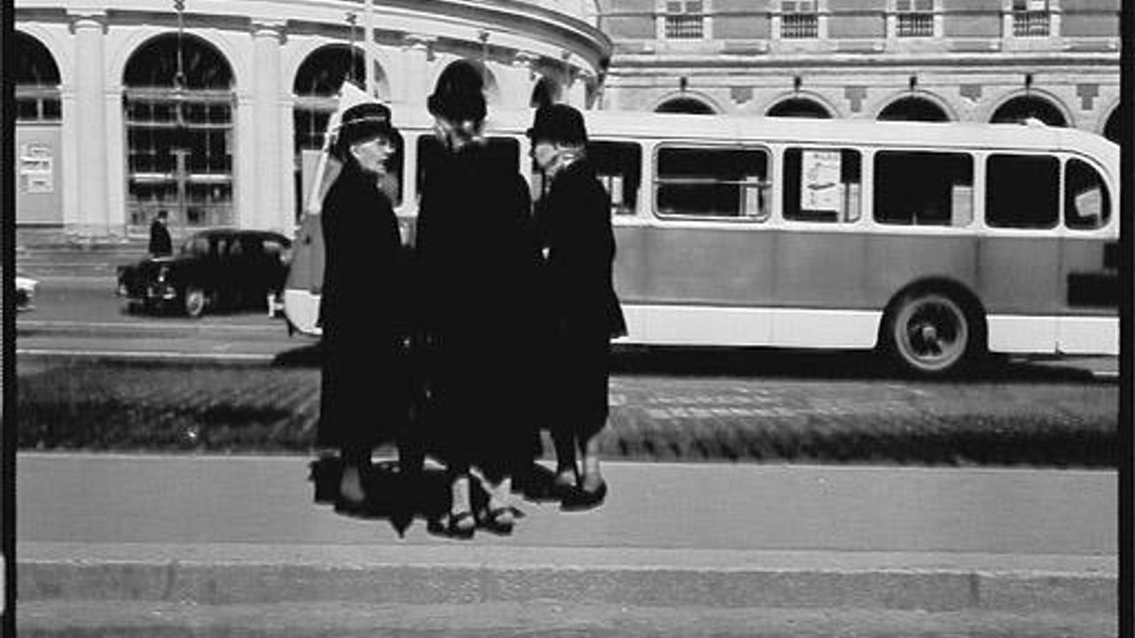 Photo de femmes en goguette, place de la mairie, en arrière plan un bus.