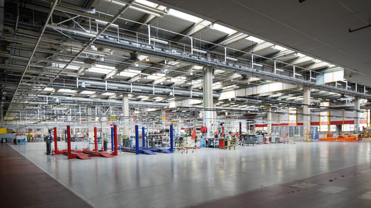 Le Bâtiment 78, ancien atelier automobile couvert de 25 000 m², avant rénovation.