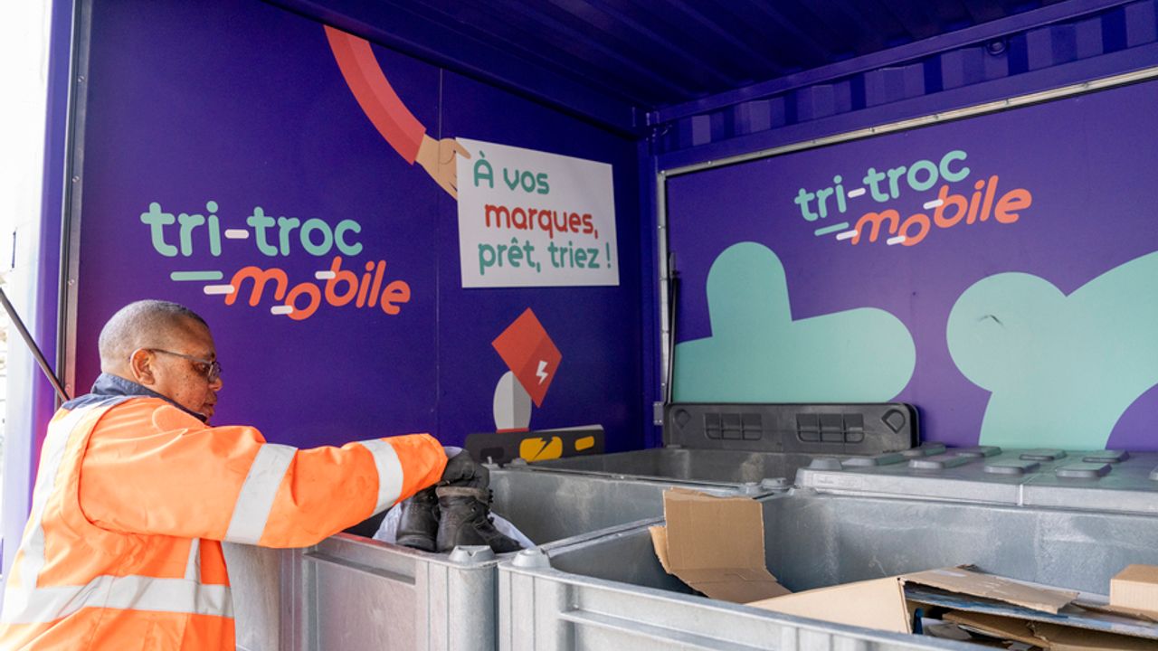 Un agent aide au tri dans le camion de la Tri-troc mobile