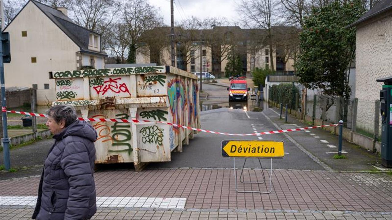 Une rue de Rennes, la décrue est visible, une benne pour le nettoyage est visible.
