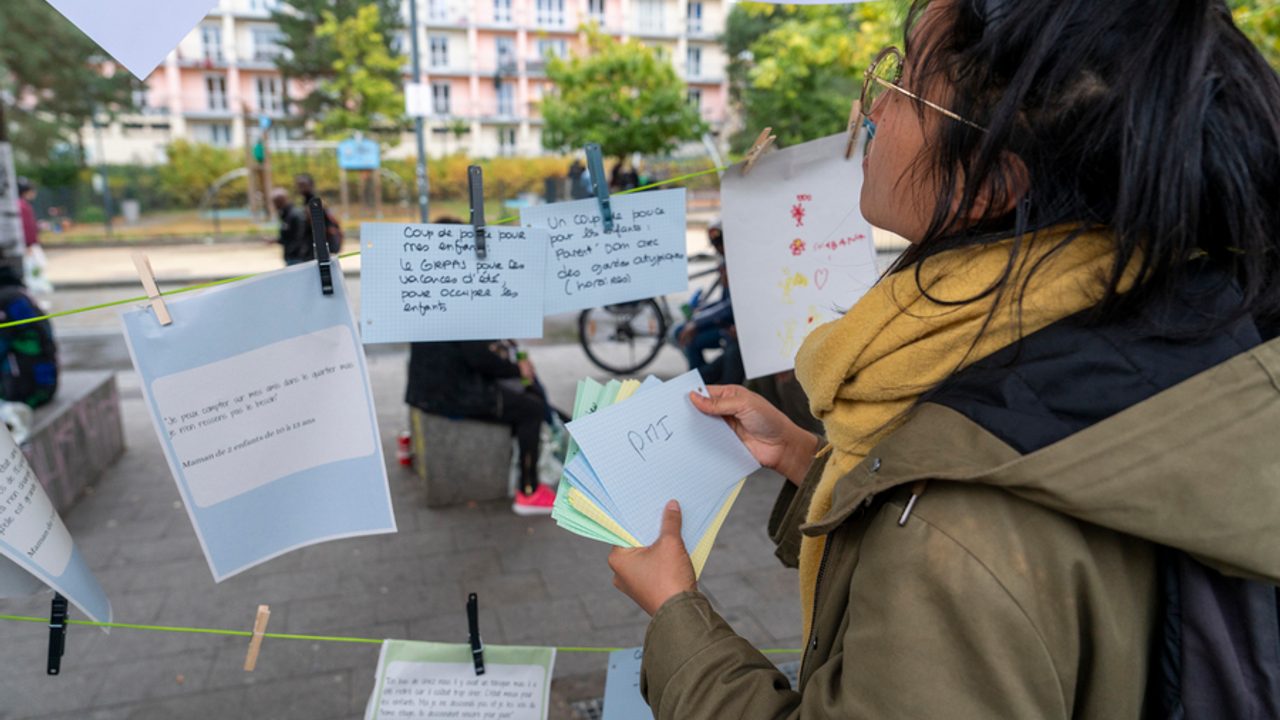 Personne devant un affichage public.