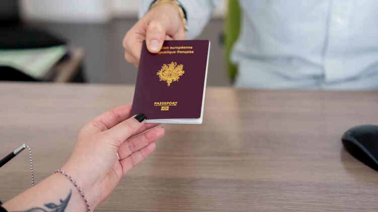 Un homme reçoit son nouveau passeport.