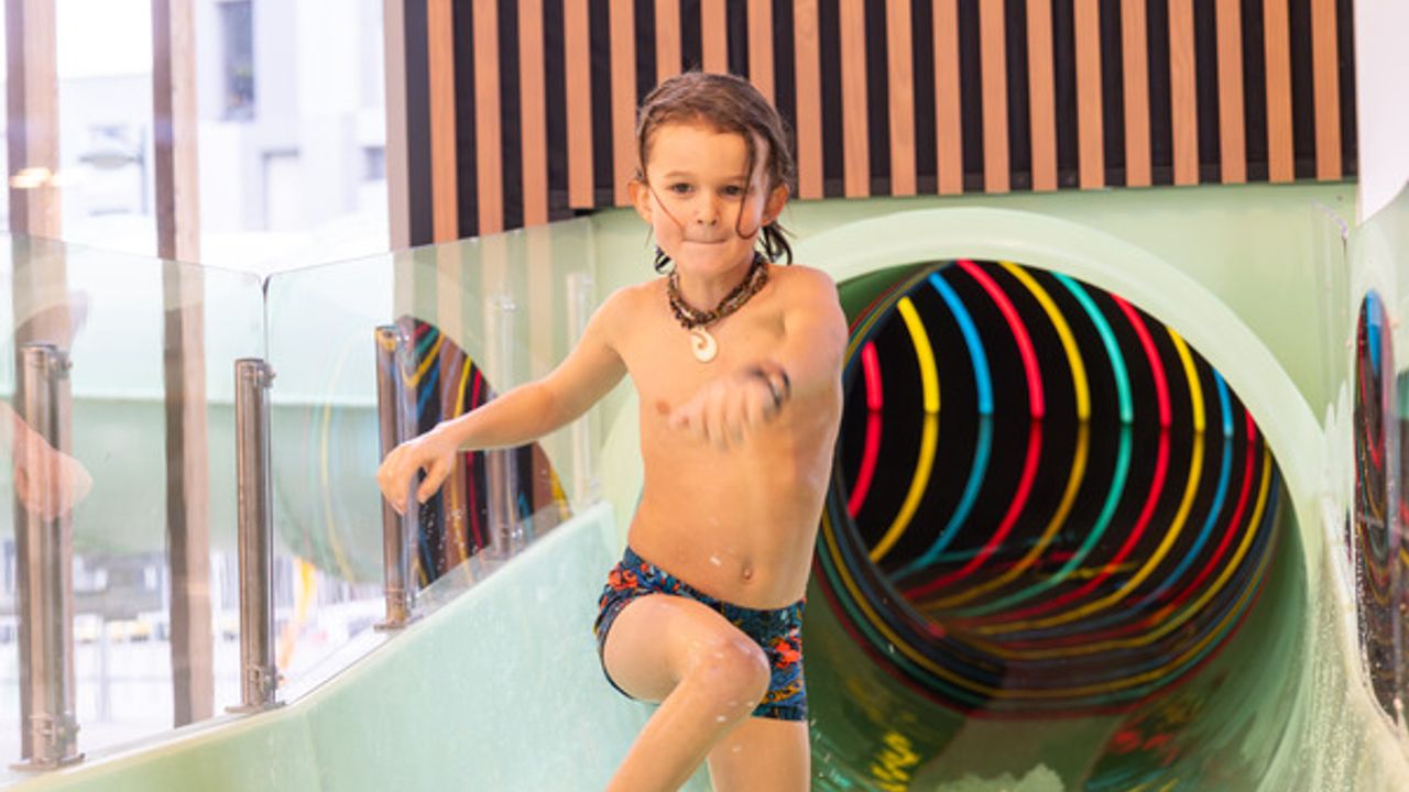 Un enfant sort du tobbogan