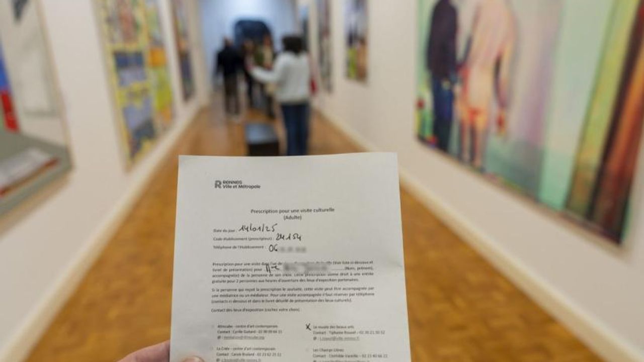 Prescription muséale à la main devant un couloir d'oeuvres