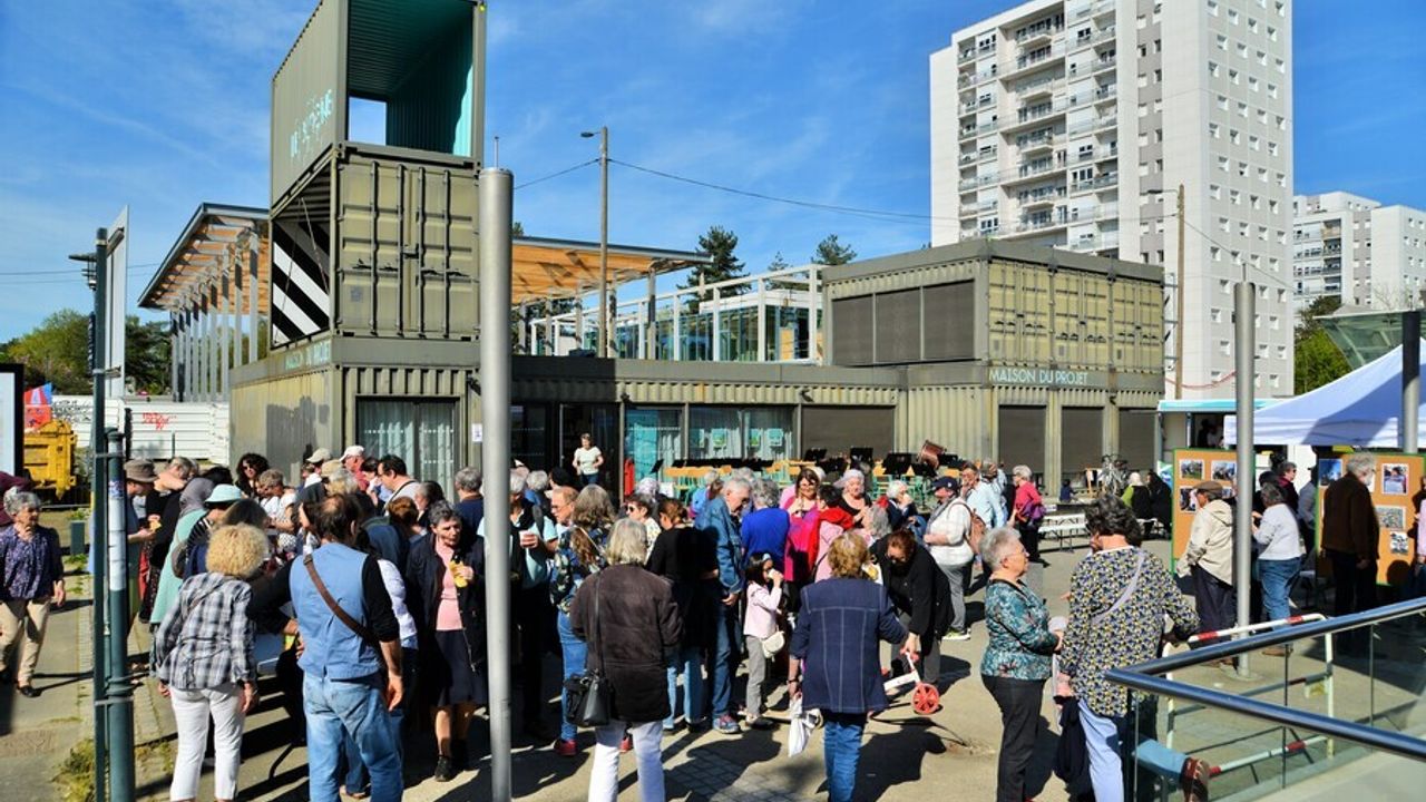 fête de l'arbre de la fraternité. Des habitants sont rassemblés sur la place Jean Normand.