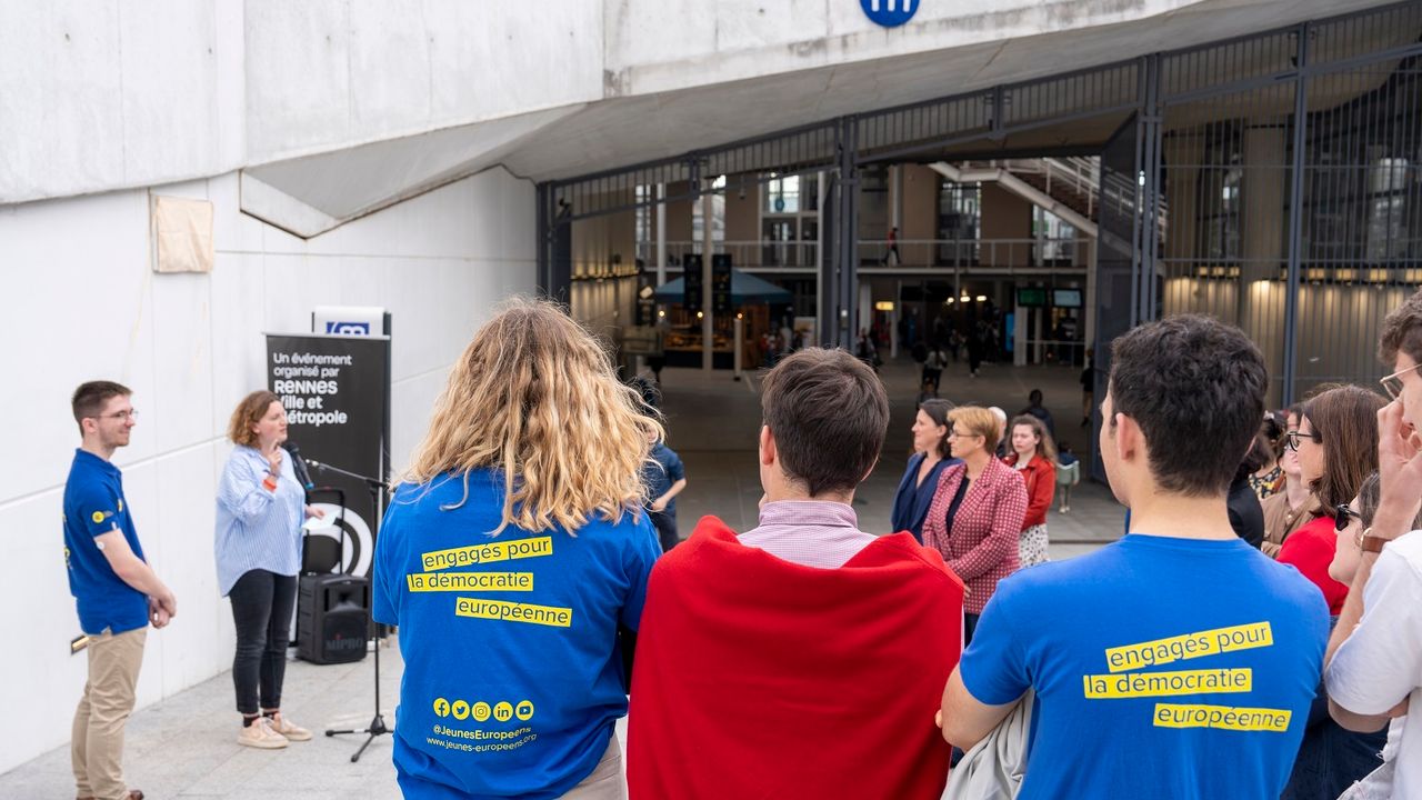 Groupe de jeunes lors du dévoilement de la plaque Rennes ville européenne.