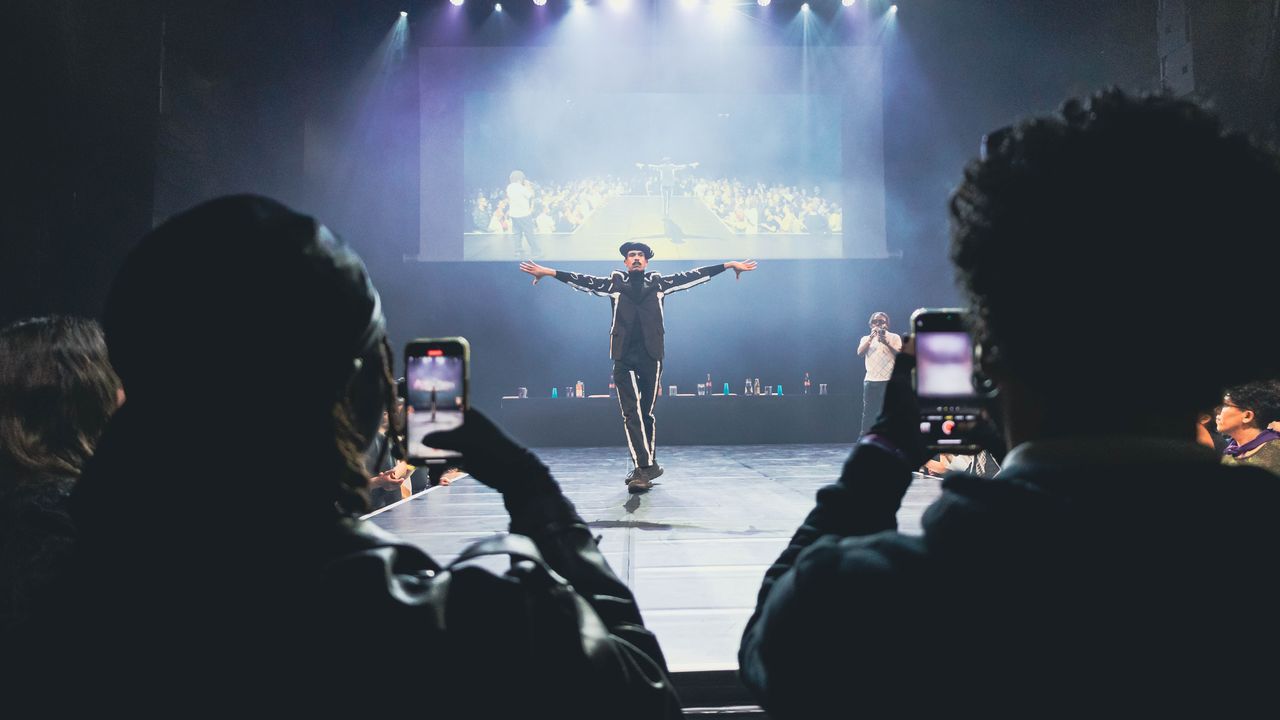 Un homme au milieu du floor est prêt à défiler. Instant de pose