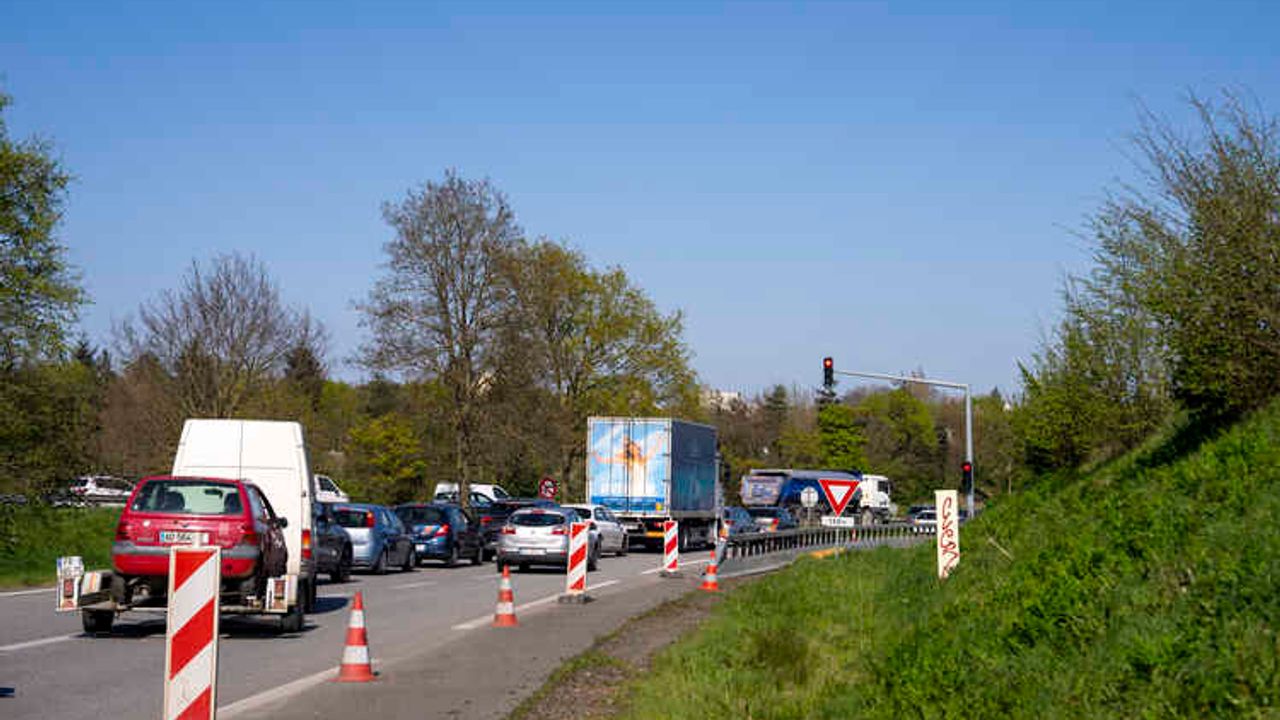 Feu tricolore sur bretelle d'accès à la rocade pour les voitures qui sont à l'arrêt.