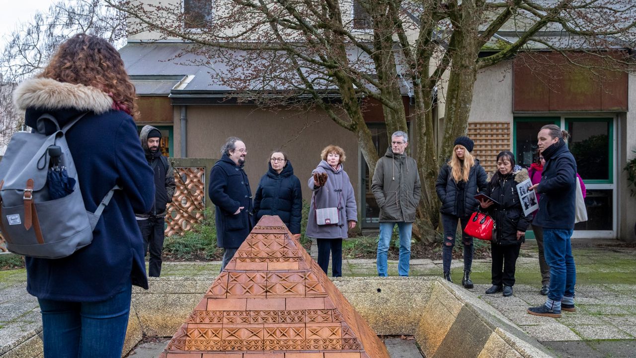 Les nouveaux commissaires observent une pyramide de Gustave Tiffoche.