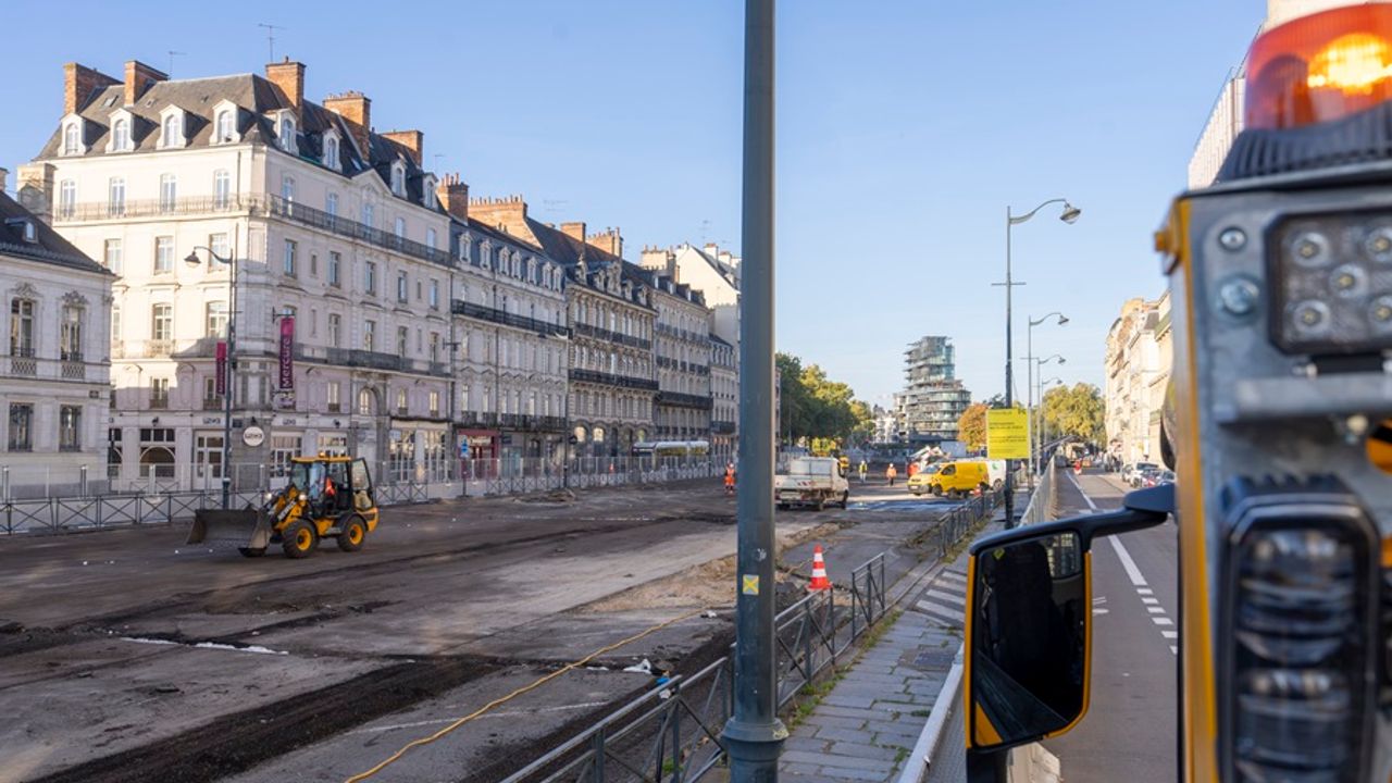 Vue de la dalle du parking Vilaine en travaux, avec une pelleteuse et le sol de la dalle en cours de rabotage.
