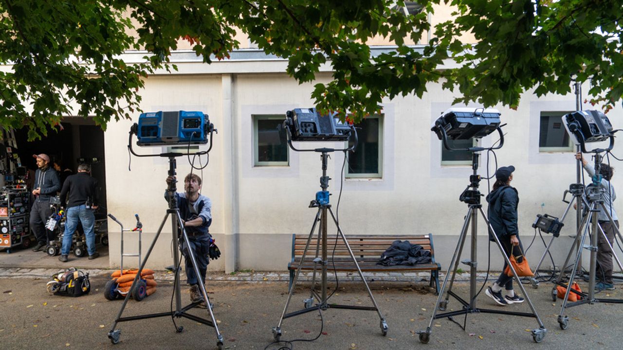 Installation lumières dans la cour.