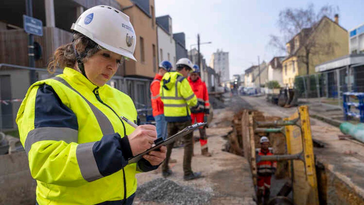 Deux agents de la Ville de Rennes, dans une rue en travaux
