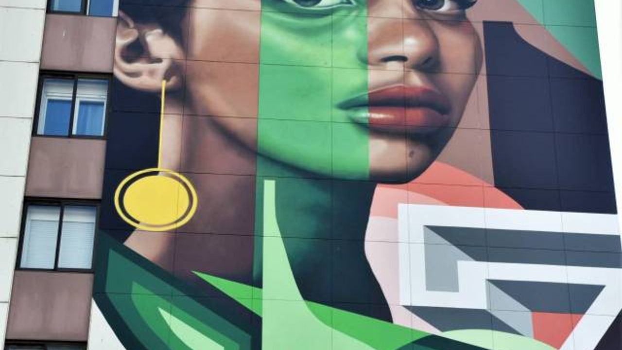 « femme aux mille visages », peinture monumentale de l’artiste colombienne Zurik sur une façade de la résidence des Arnavaux, dans les quartiers Nord de Marseille dans le cadre du projet culturel du Musée des Arts Urbains de Marseille. 