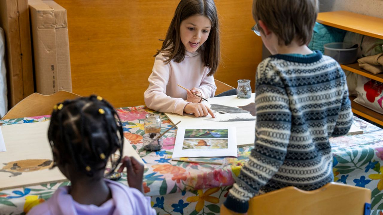 Des enfants peignent des chauves-souris.