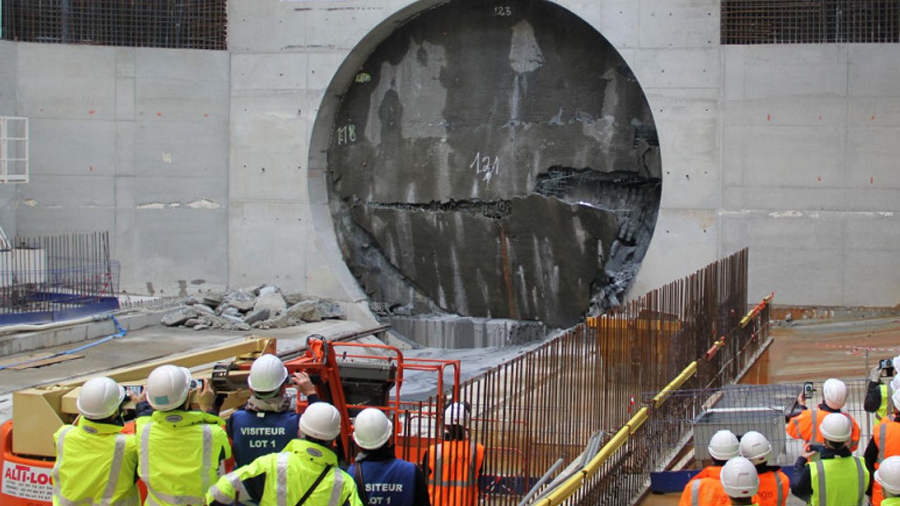Arrivée du tunnelier à la gare.