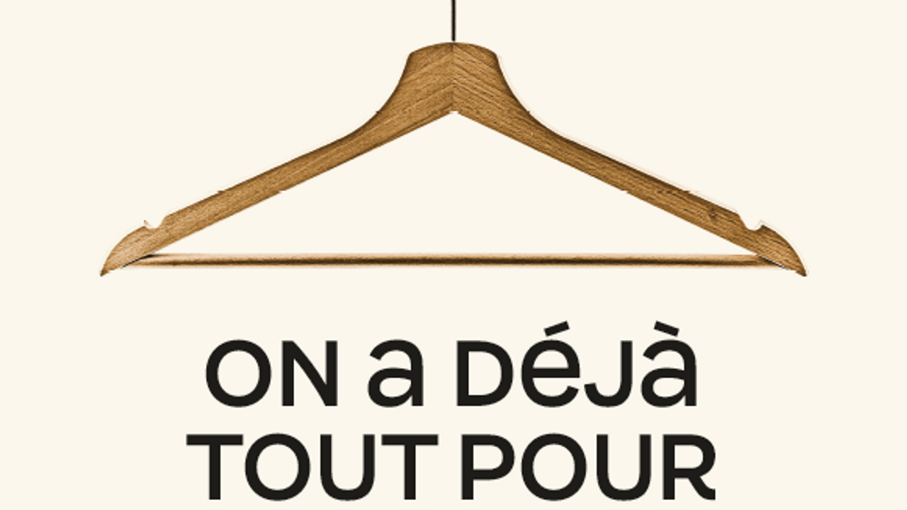 Un cintre est présenté sur la campagne pour optimiser la fréquence des lavages de vêtements