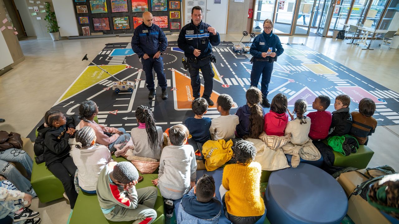 Sensibilisation de jeunes aux bons gestes dans la rue, traversée piétonnes, vigilance. L'atelier est encadré par la police municipale de Rennes.