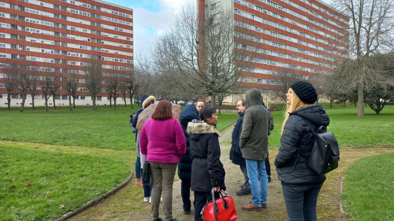 Les nouveaux commissaires observent les tours d'immeubles des Cloteaux