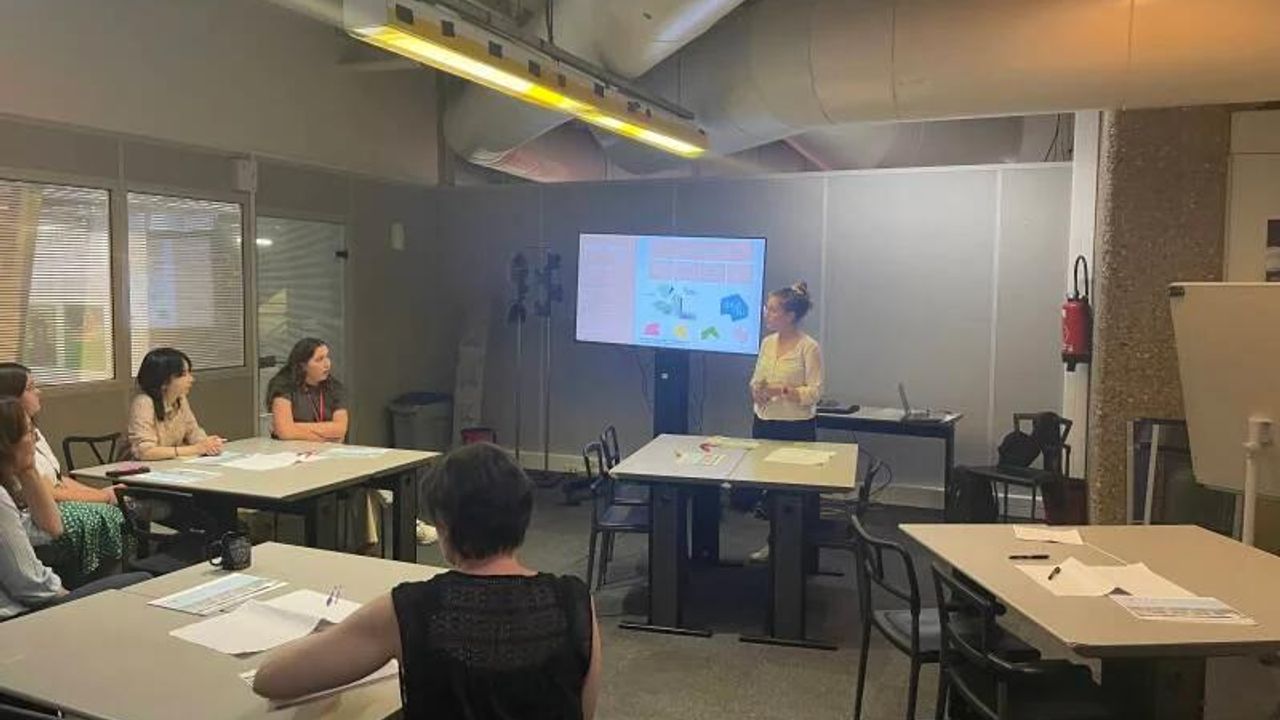 photo de la salle de l'atelier avec les participant·es