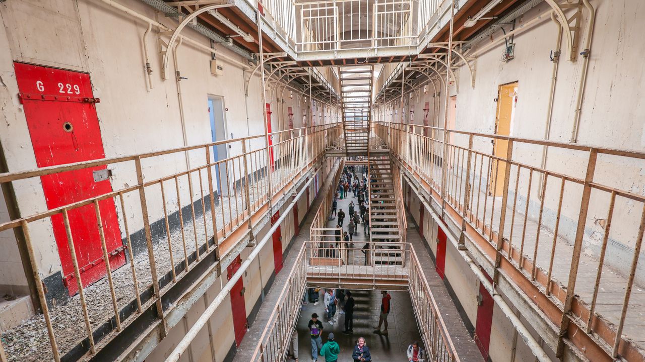 Vue de l’intérieur de la prison Jacques-Cartier, avec ses longues coursives. Le public découvre ce lieu.