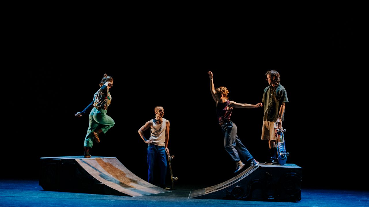 Des gens dansent sur une rampe de skate.