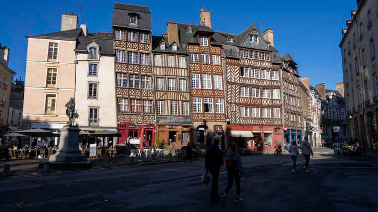 Vue sur la place du Champ-Jacquet avec ses immeubles emblématiques du centre ancien. 