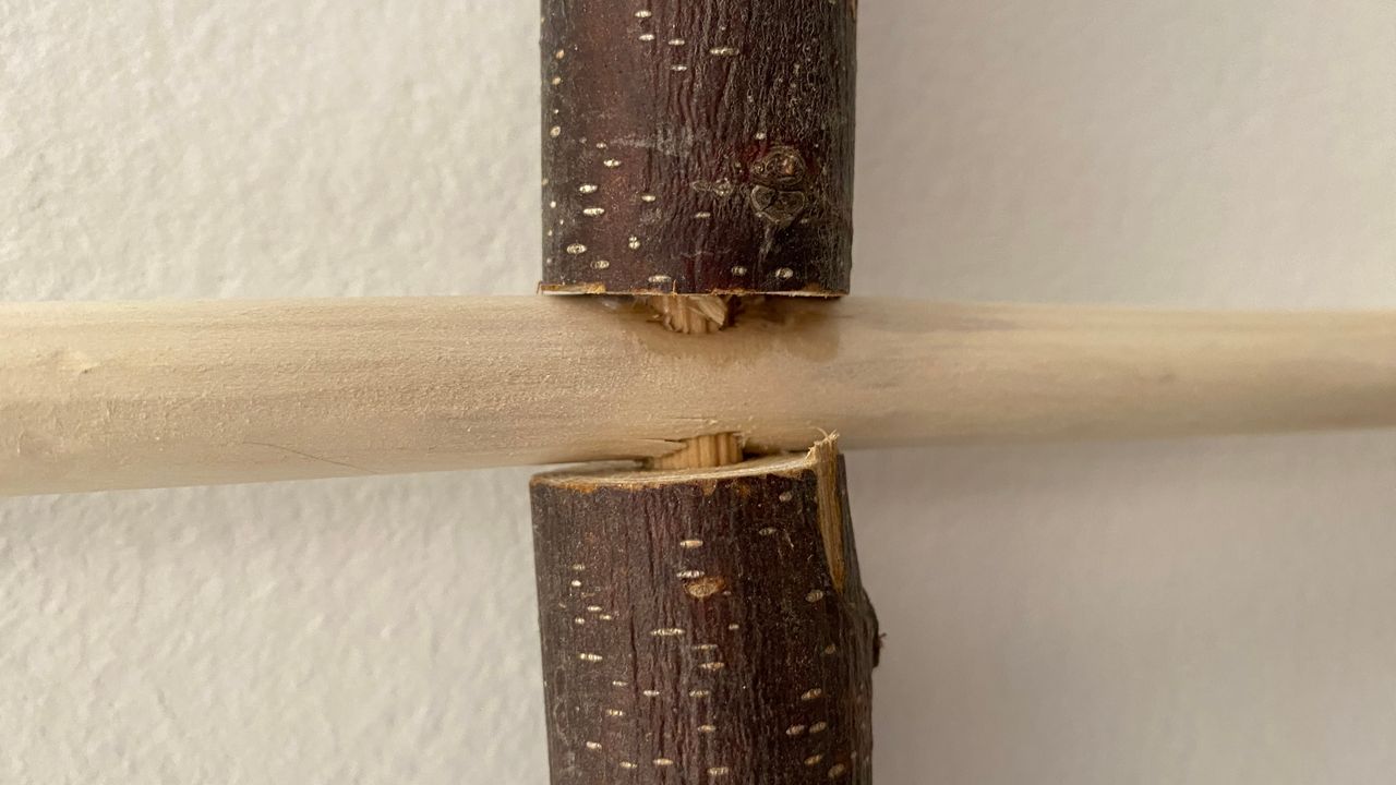 gros plan sur un assemblage en bois du type tenon mortaise