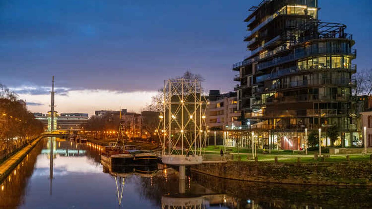 Vue de quais de la Vilaine à Rennes de nuit. Avec l'immeuble Nouvel et les lumières.