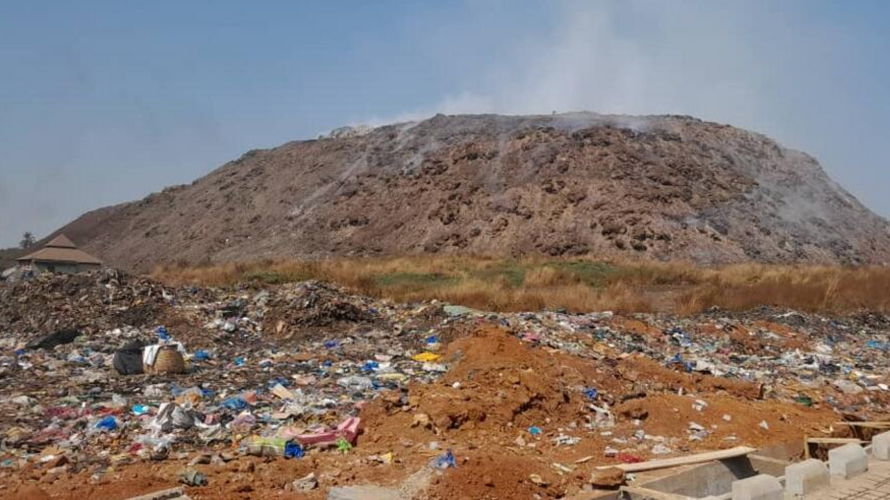 Montagne de déchet dans la banlieue d'Ahmedabad
