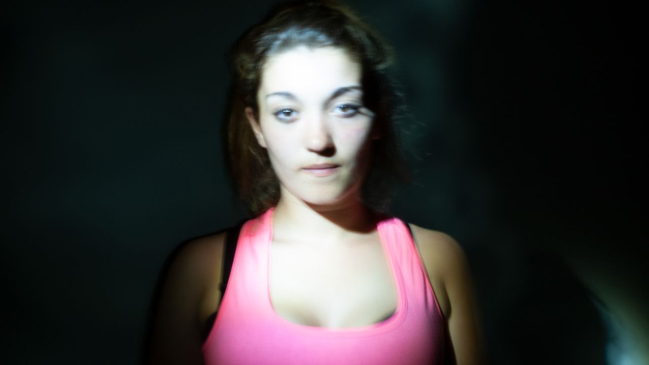 Adolescente face à l'objectif